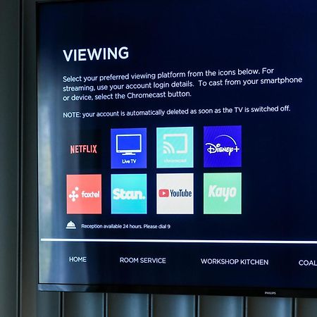 พาวเวอร์เฮาส์ โฮเต็ล แทมเวิร์ท บาย ริดจ์ Hotel แทมเวิร์ธ ภายนอก รูปภาพ A television with a built-in Chromecast