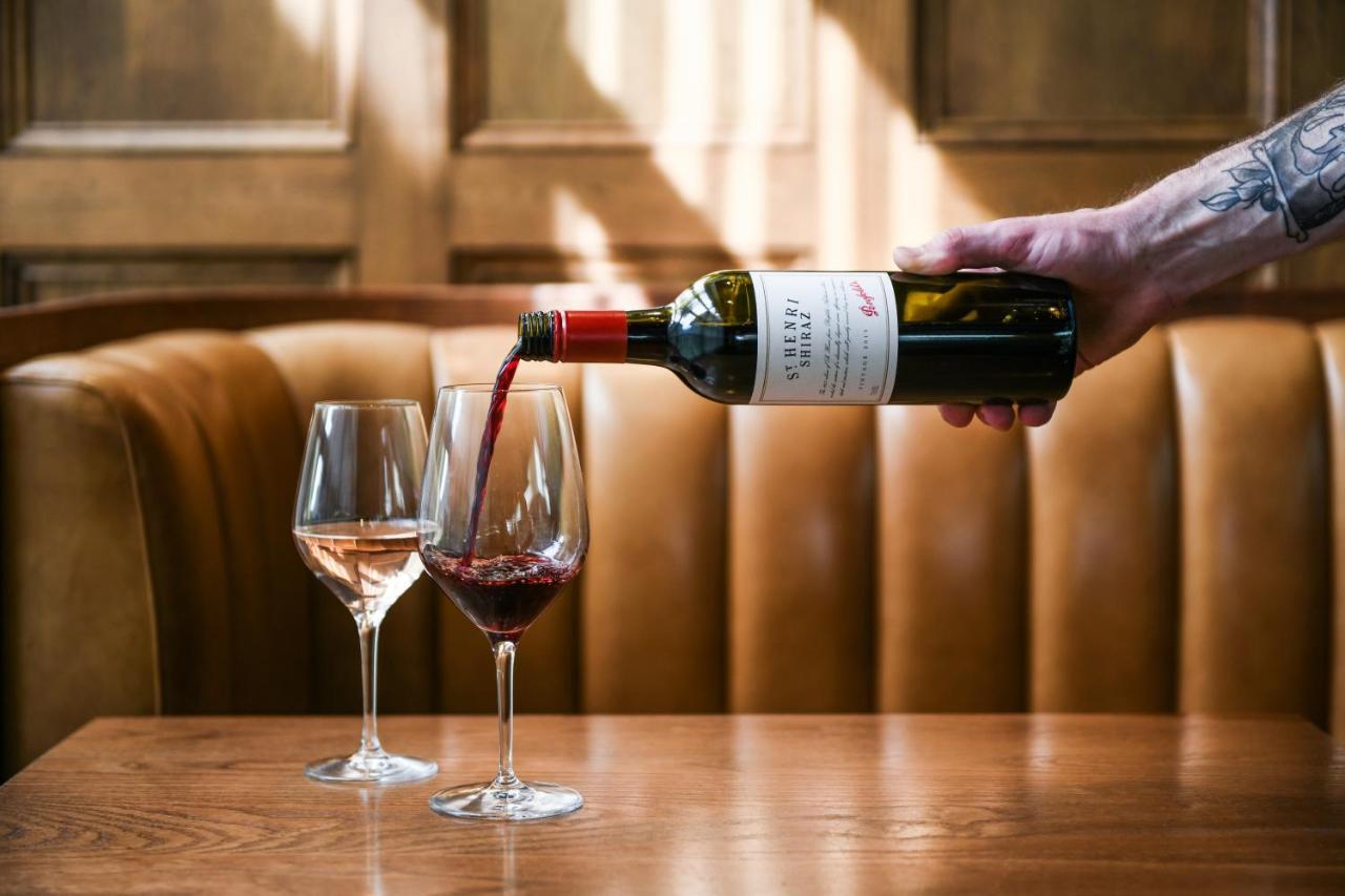พาวเวอร์เฮาส์ โฮเต็ล แทมเวิร์ท บาย ริดจ์ Hotel แทมเวิร์ธ ภายนอก รูปภาพ Wine being poured