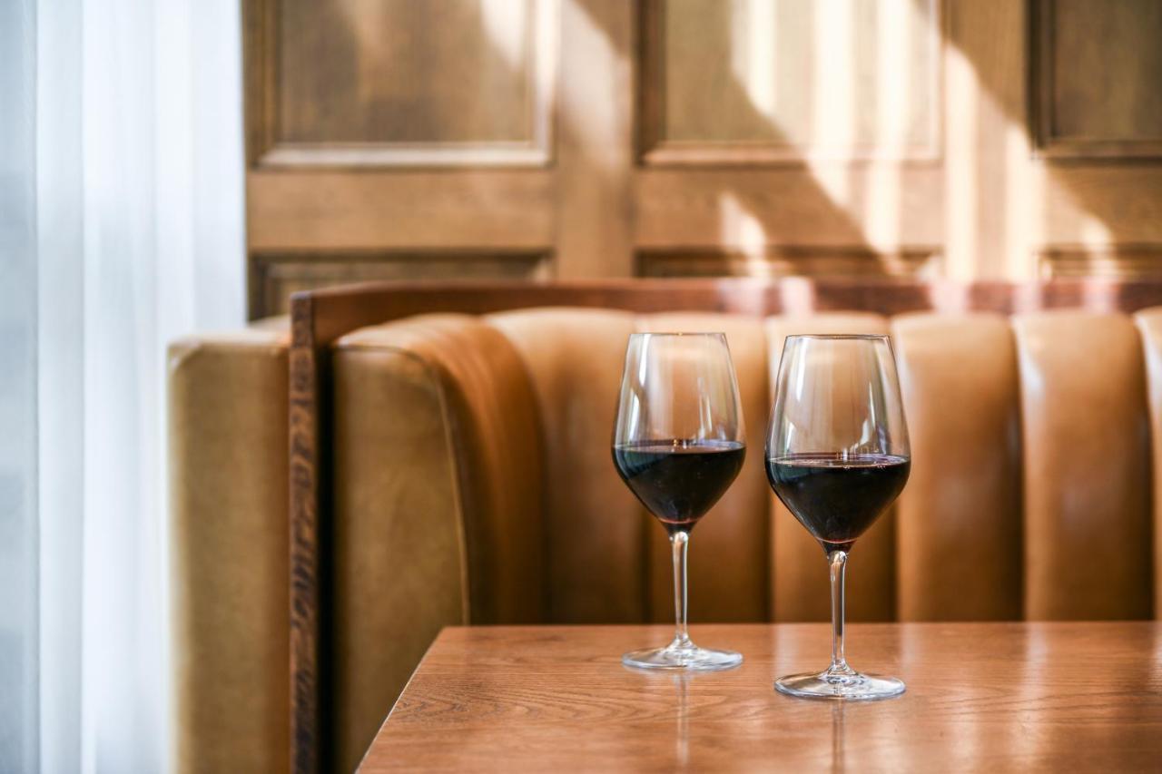 พาวเวอร์เฮาส์ โฮเต็ล แทมเวิร์ท บาย ริดจ์ Hotel แทมเวิร์ธ ภายนอก รูปภาพ Wine at the restaurant