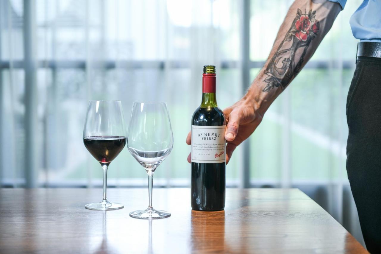 พาวเวอร์เฮาส์ โฮเต็ล แทมเวิร์ท บาย ริดจ์ Hotel แทมเวิร์ธ ภายนอก รูปภาพ A wine server holding a bottle of wine