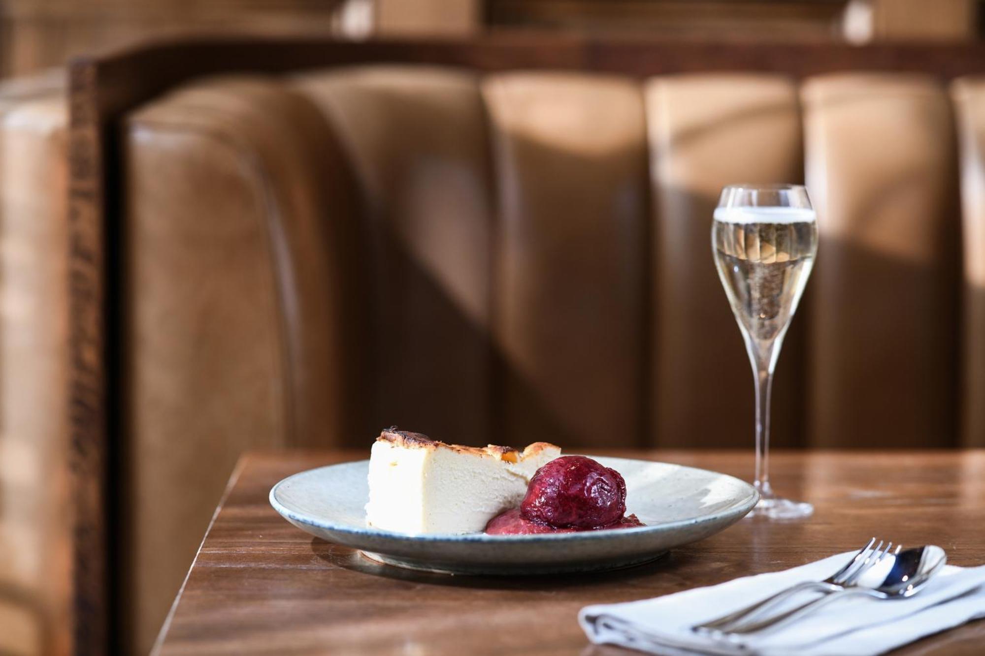 พาวเวอร์เฮาส์ โฮเต็ล แทมเวิร์ท บาย ริดจ์ Hotel แทมเวิร์ธ ภายนอก รูปภาพ A glass of Champagne with a dessert