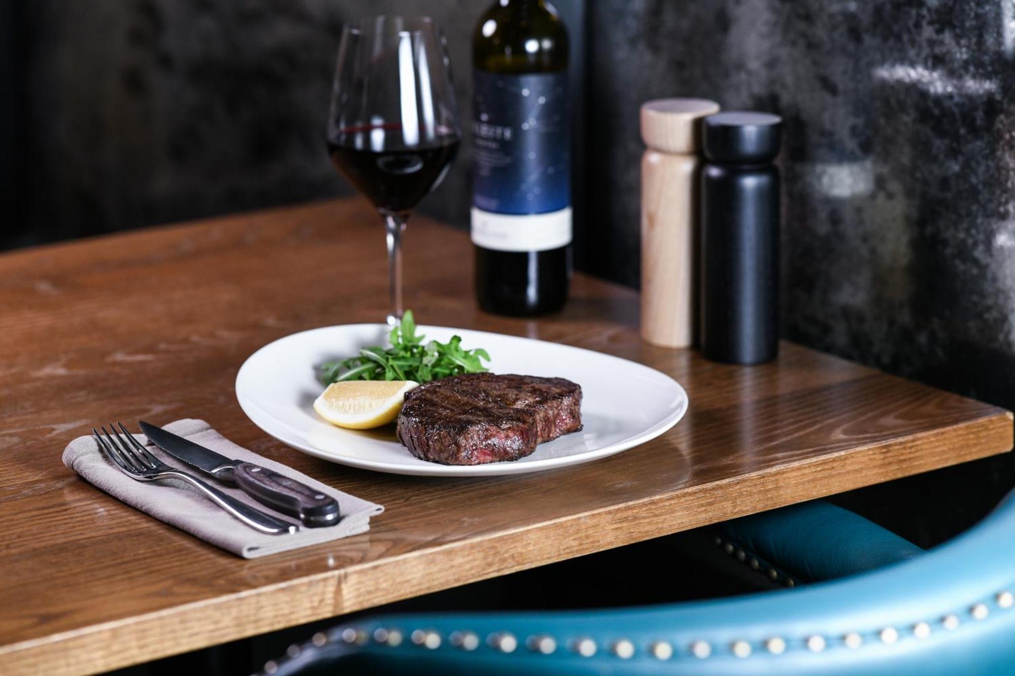 พาวเวอร์เฮาส์ โฮเต็ล แทมเวิร์ท บาย ริดจ์ Hotel แทมเวิร์ธ ภายนอก รูปภาพ A steak and wine dinner