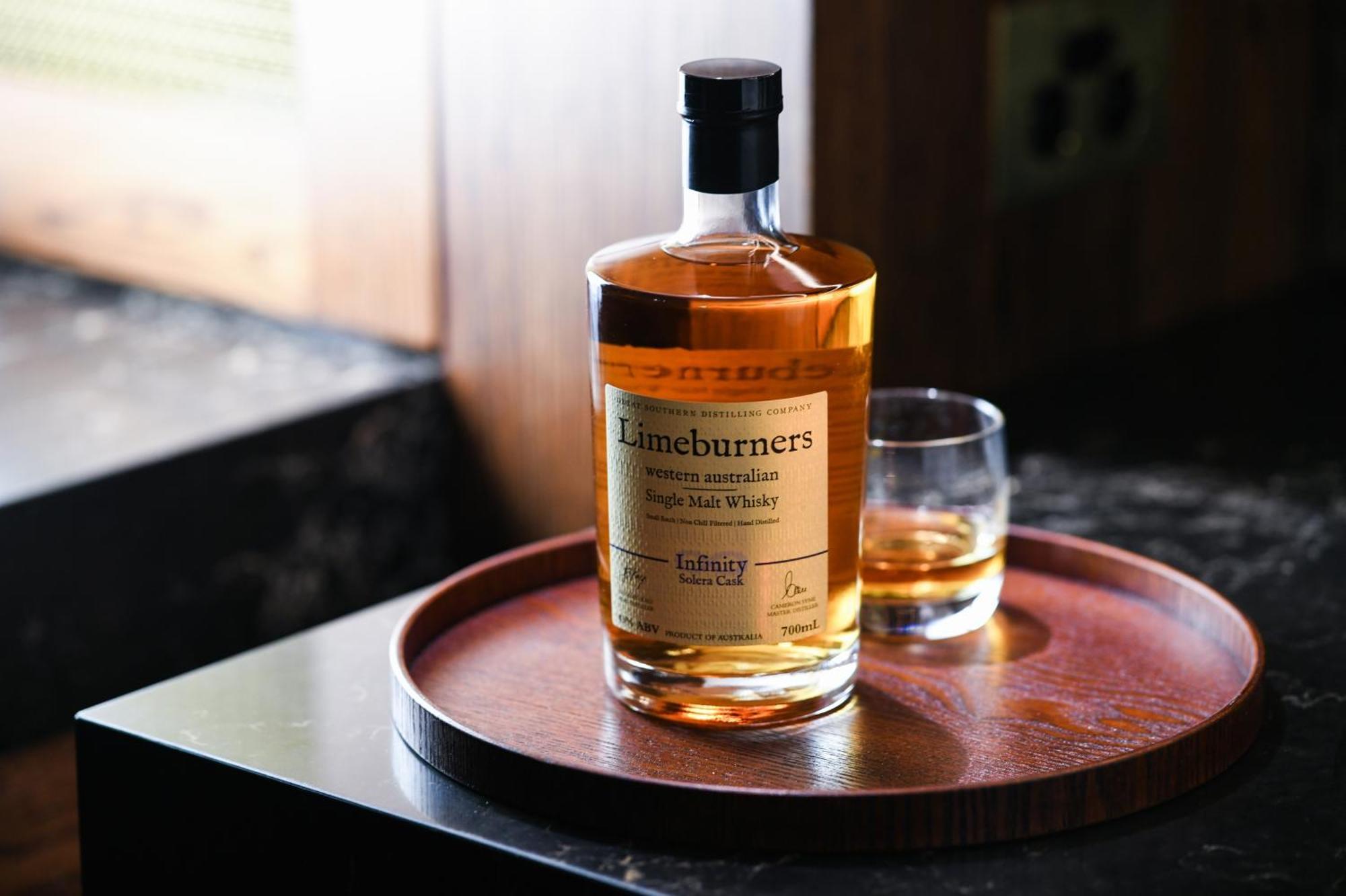 พาวเวอร์เฮาส์ โฮเต็ล แทมเวิร์ท บาย ริดจ์ Hotel แทมเวิร์ธ ภายนอก รูปภาพ A bottle of single malt whisky