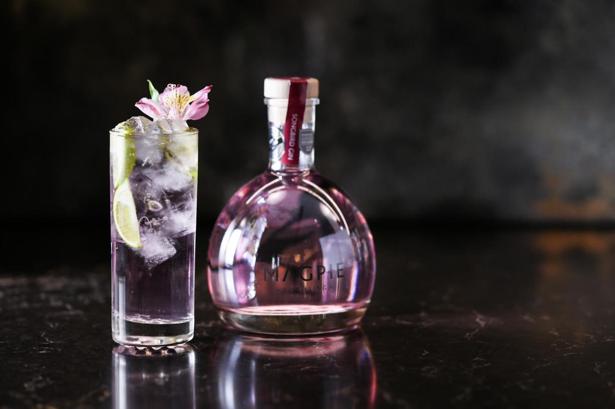 พาวเวอร์เฮาส์ โฮเต็ล แทมเวิร์ท บาย ริดจ์ Hotel แทมเวิร์ธ ภายนอก รูปภาพ A bottle of Pink Gin