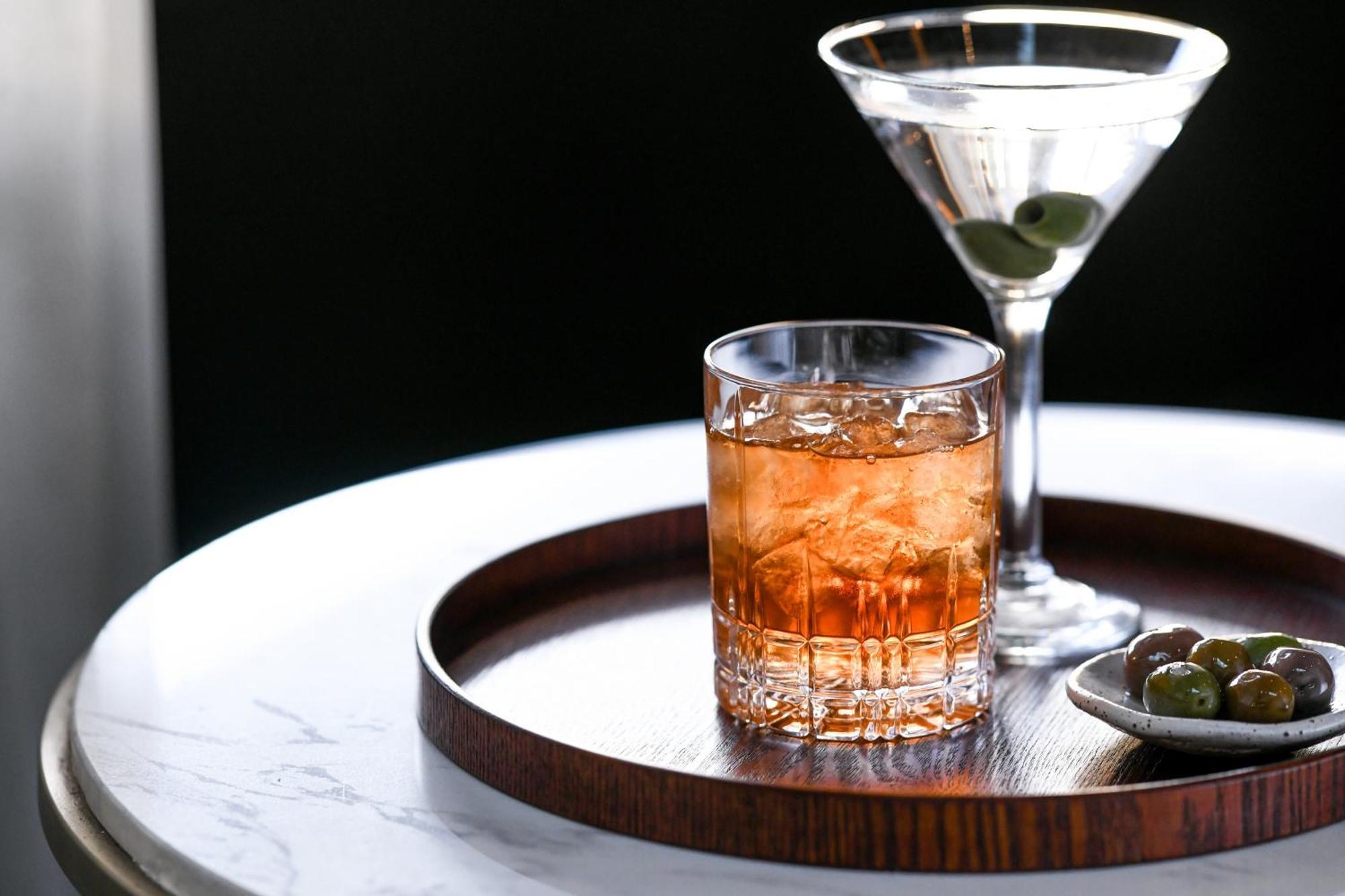 พาวเวอร์เฮาส์ โฮเต็ล แทมเวิร์ท บาย ริดจ์ Hotel แทมเวิร์ธ ภายนอก รูปภาพ A martini and Old Fashioned