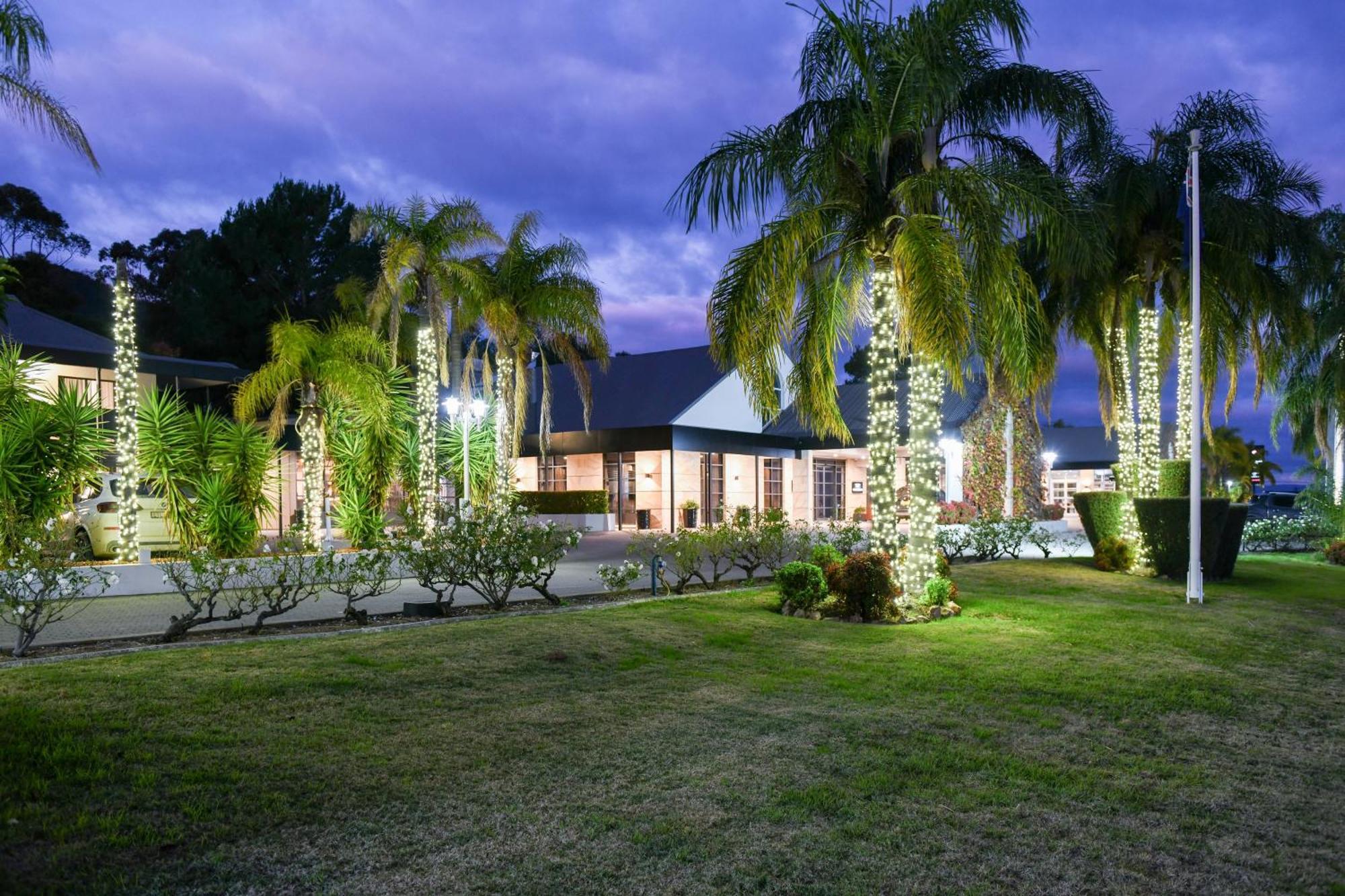 พาวเวอร์เฮาส์ โฮเต็ล แทมเวิร์ท บาย ริดจ์ Hotel แทมเวิร์ธ ภายนอก รูปภาพ The clubhouse at the Royal Pines Resort