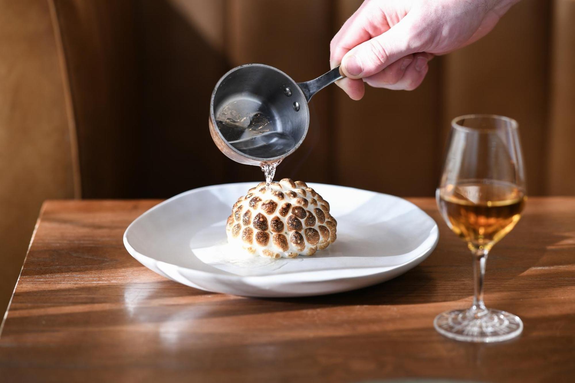 พาวเวอร์เฮาส์ โฮเต็ล แทมเวิร์ท บาย ริดจ์ Hotel แทมเวิร์ธ ภายนอก รูปภาพ A quenelle being poured with Nantua sauce