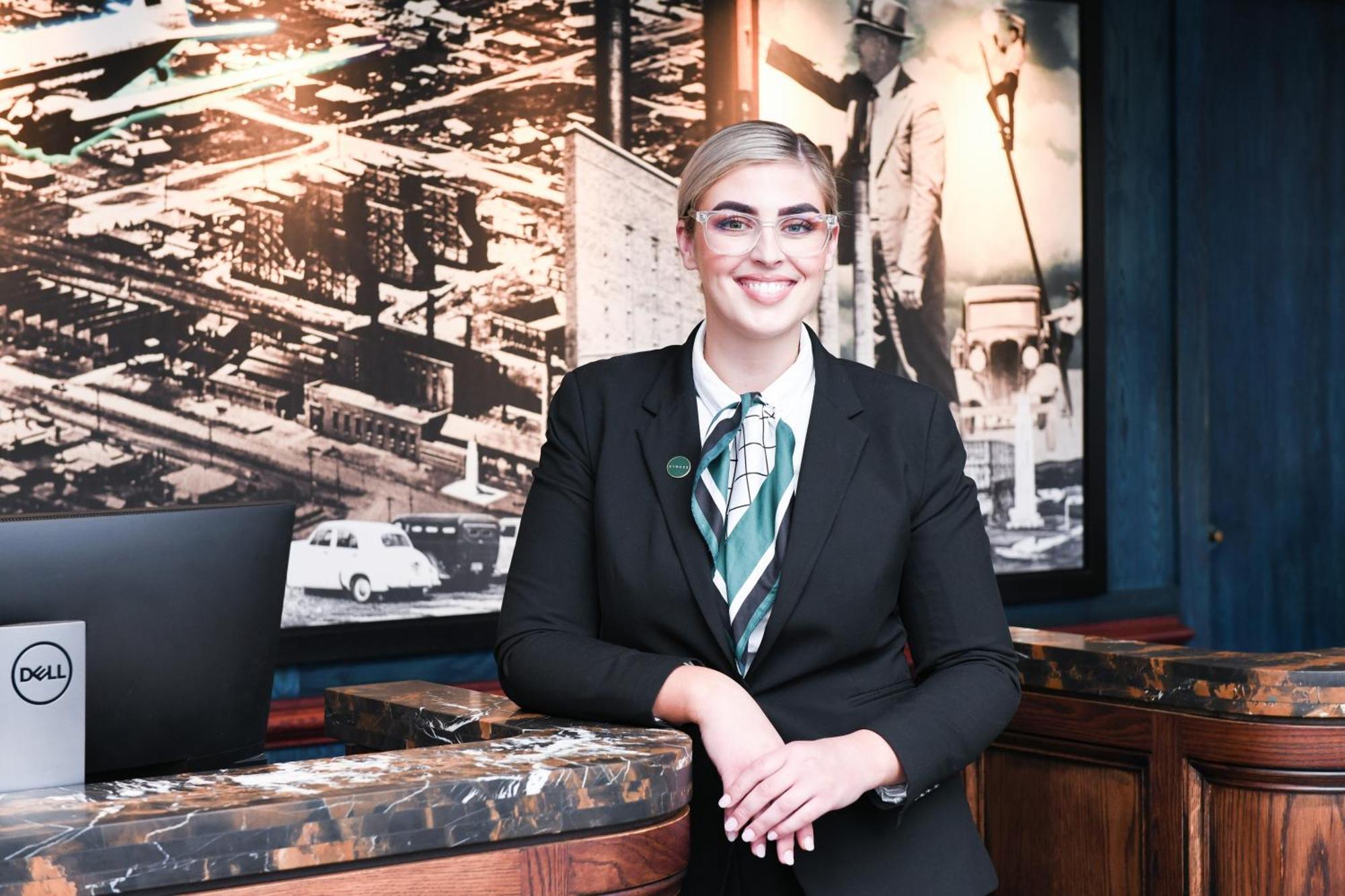 พาวเวอร์เฮาส์ โฮเต็ล แทมเวิร์ท บาย ริดจ์ Hotel แทมเวิร์ธ ภายนอก รูปภาพ A concierge at the Mandarin Oriental, Munich